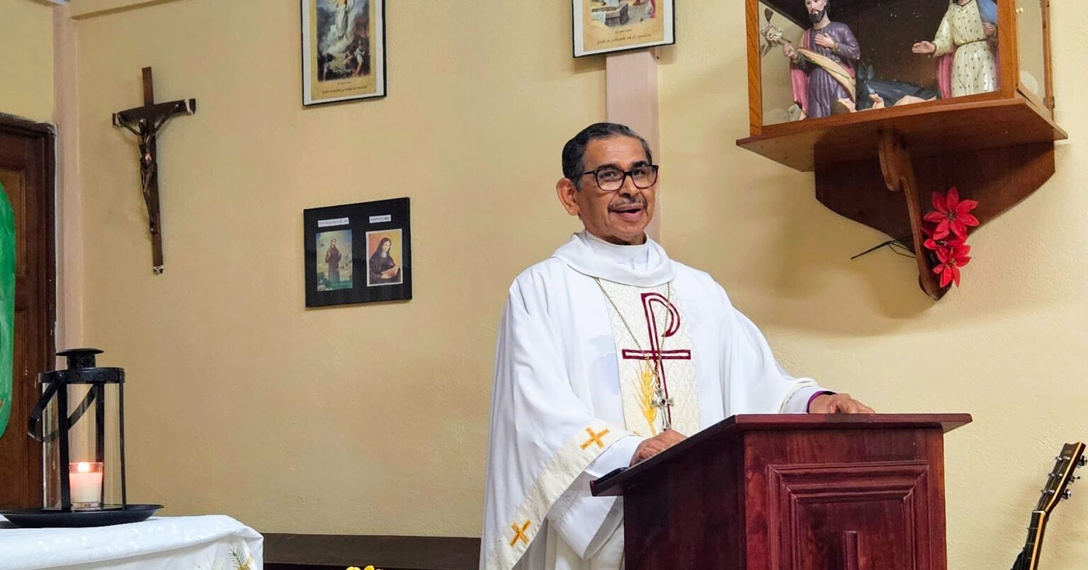 El Revdmo Orlando Gómez predicando en la capilla de Alajuela